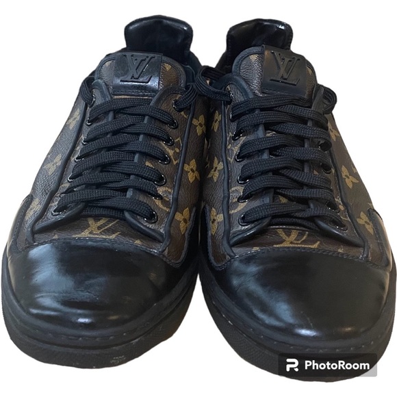 Louis Vuitton leather sneakers
Tag size: 9
Material: Leather monogram - Picture 2 of 4